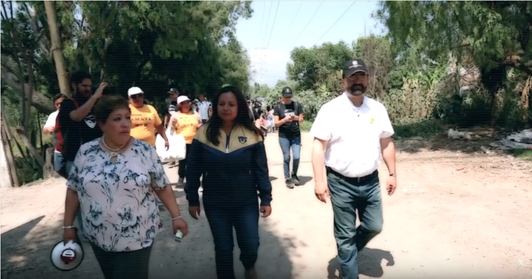 La gente por delante