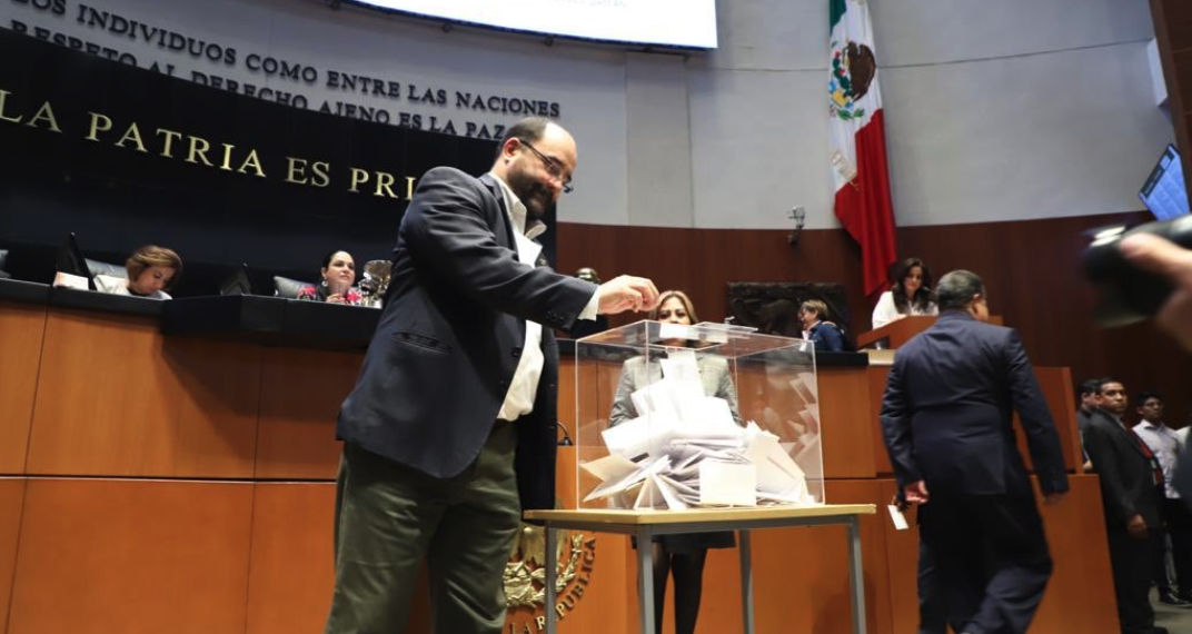 Ejerciendo el voto en la elección de quien ocupe la vacante de comisionado de la  CRE