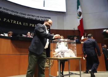 Ejerciendo el voto en la elección de quien ocupe la vacante de comisionado de la  CRE