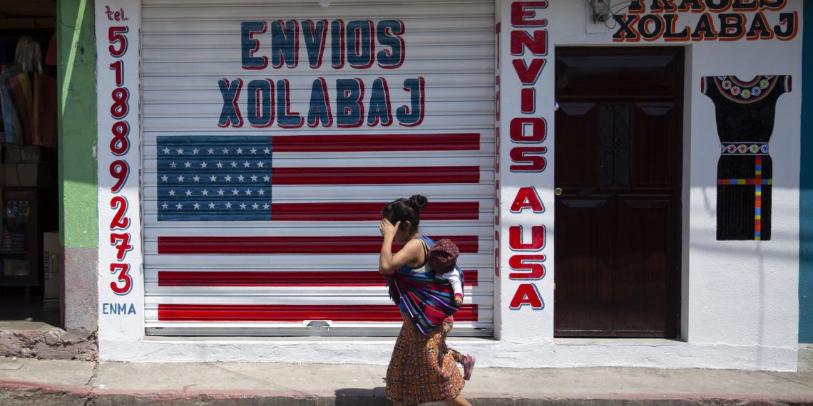 Las remesas de emigrantes caerán este año un 20% en todo el mundo