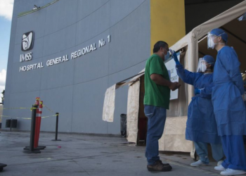 329 médicos y enfermeras han contraído COVID-19, señala el IMSS