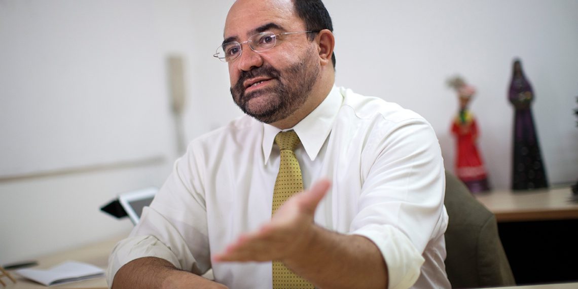 Álvarez Icaza dona salario a familiares de personas desaparecidas