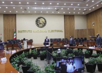 Toman protesta nuevos consejeros del INE.