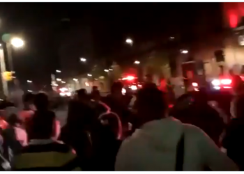 Reportan desalojo con violencia de comunidades indígenas que protestan en el Zócalo de CDMX