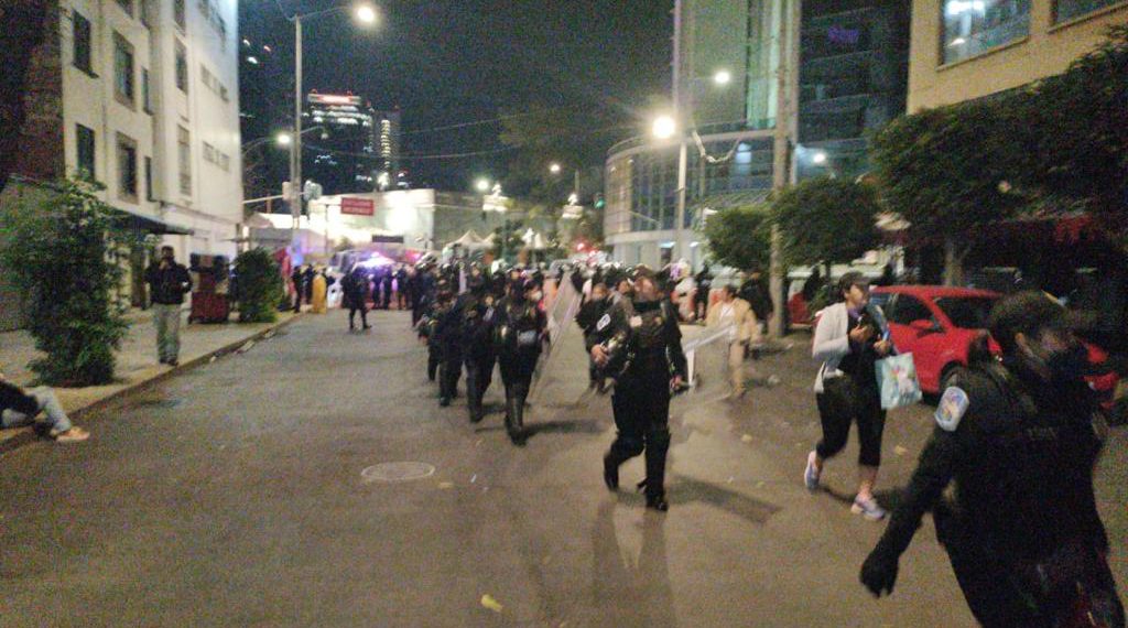 Encapsulan policías a manifestantes afuera del Senado… y luego se retiran