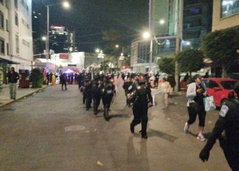 Encapsulan policías a manifestantes afuera del Senado… y luego se retiran