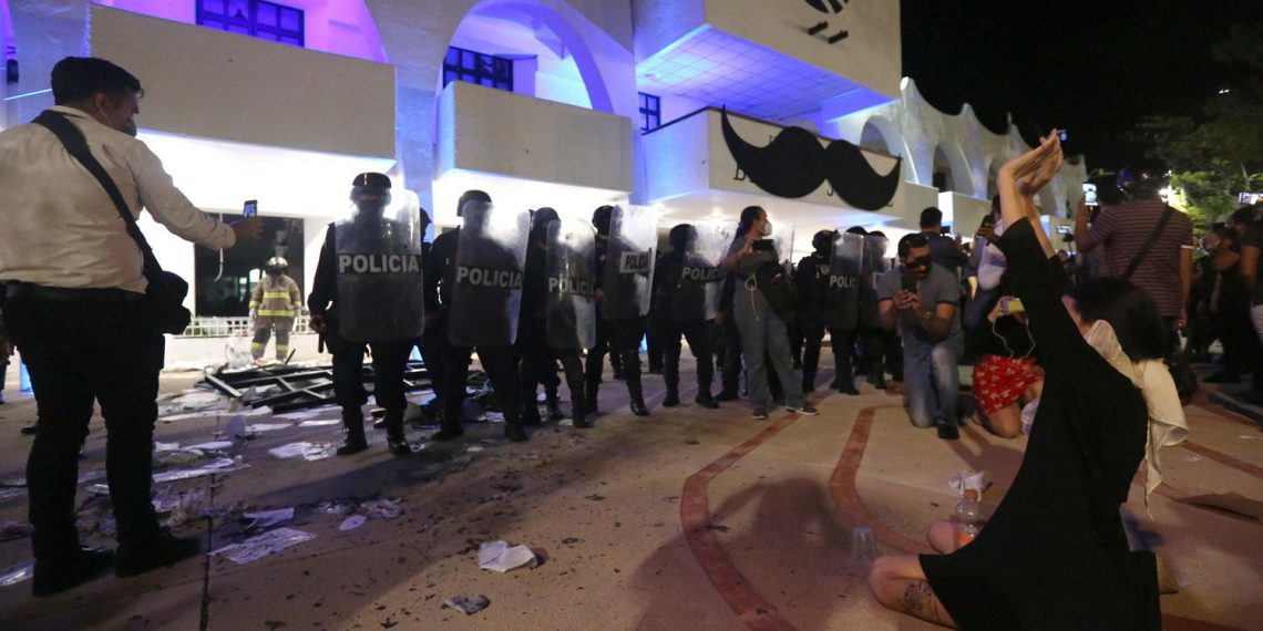 La policía de Cancún disuelve a tiros una manifestación feminista