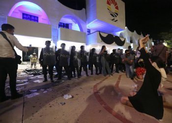 La policía de Cancún disuelve a tiros una manifestación feminista