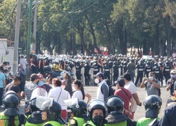 Marchan mujeres embozadas por acoso en el IPN, fueron encapsuladas por elementos de la SSC