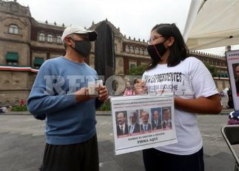 Presentó Morena firmas de muertos para consulta popular