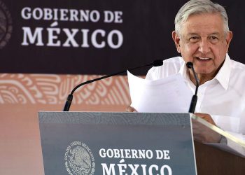 Busquen refugio en albergues o zonas altas, dice AMLO a pobladores de Tabasco ante desfogue de presa