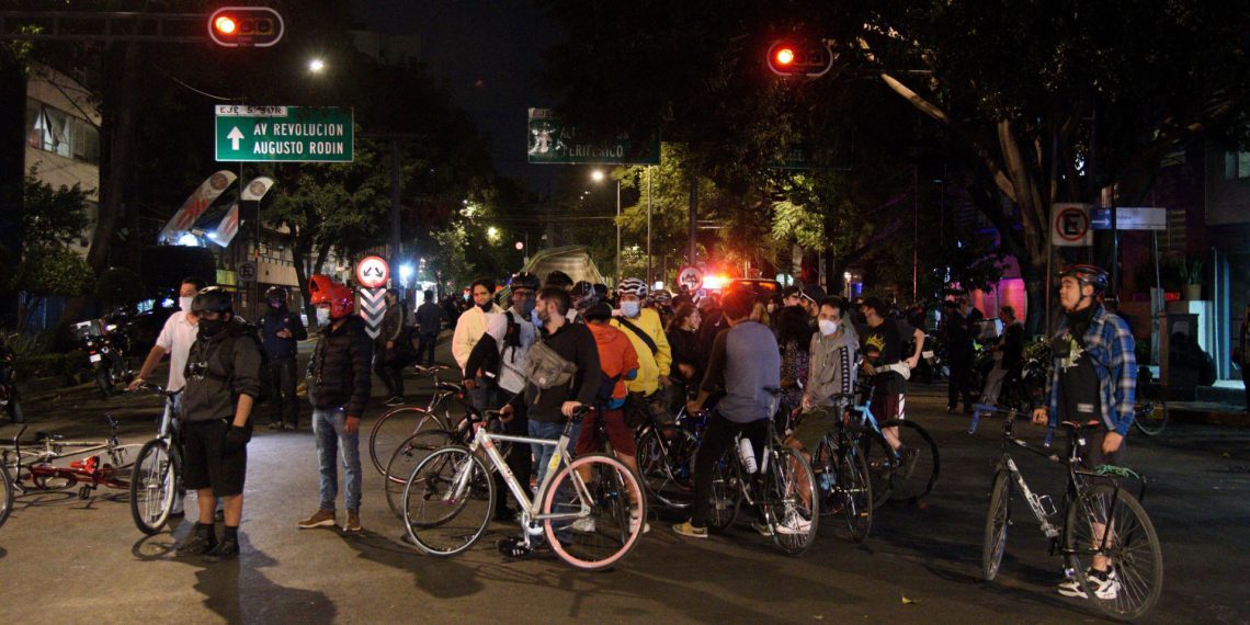 Suspenden a 11 policías de CDMX tras agresión contra ciclistas
