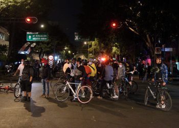 Suspenden a 11 policías de CDMX tras agresión contra ciclistas