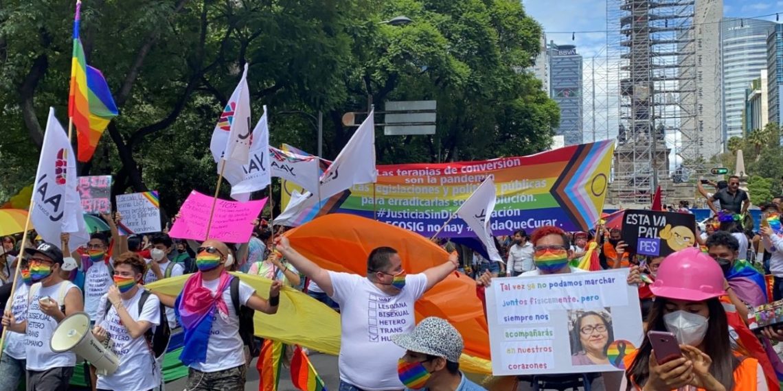 Integrantes de la marcha LGBT+ llegan al Zócalo de la CdMx