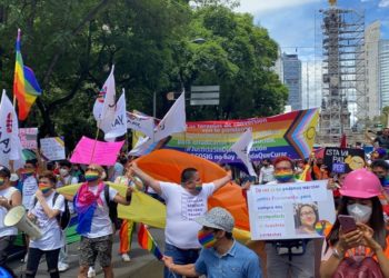 Integrantes de la marcha LGBT+ llegan al Zócalo de la CdMx