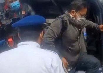 Policías de la CDMX detienen a reporteros por estar grabando con tripie en la catedral