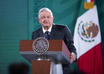 Aprobación de AMLO da un ‘pasito’ para atrás a 56%