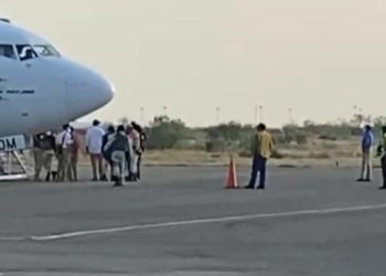 Por avión, 120 migrantes haitianos son enviados por el INM de Coahuila a Chiapas