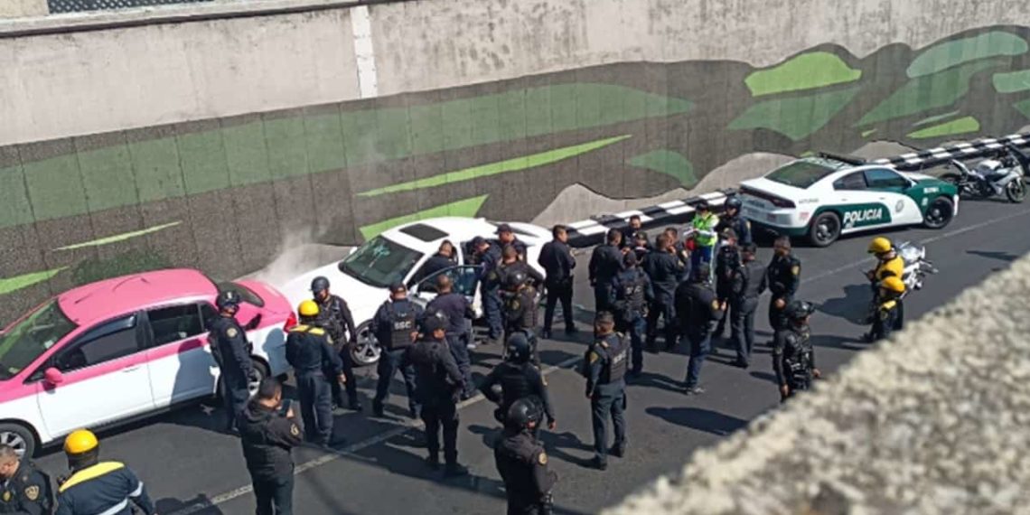 Hombres en moto asesinan a balazos a automovilista cerca del Centro Histórico de CDMX