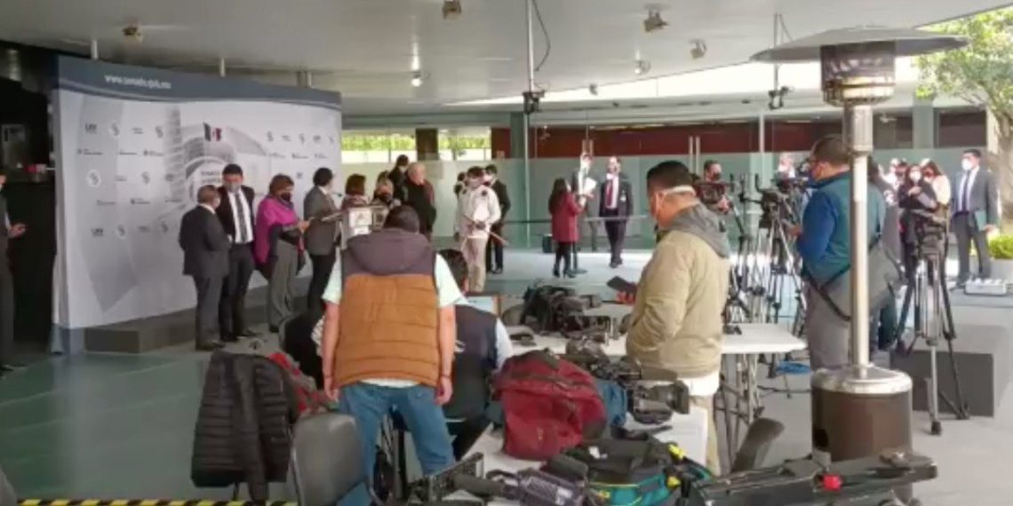 En hecho histórico periodistas abandonan conferencia de Morena en Senado ante ataques a la prensa