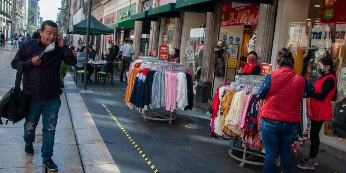En Tláhuac hombres armados pasean a plena luz del día y “cobran derecho de piso”