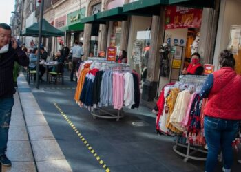 En Tláhuac hombres armados pasean a plena luz del día y “cobran derecho de piso”