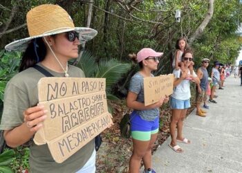 Arman cadena humana contra Tren Maya en QR