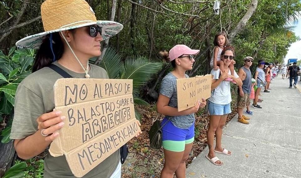 Arman cadena humana contra Tren Maya en QR