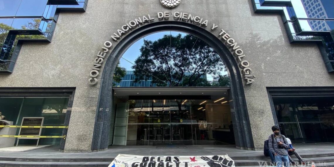 Ley que desaparece al Conacyt implicó voto de una senadora que no está en el país, acusa senador