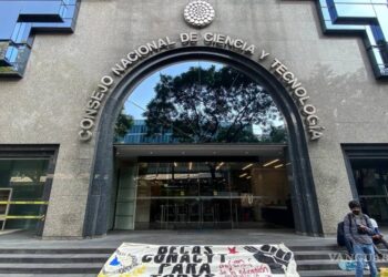 Ley que desaparece al Conacyt implicó voto de una senadora que no está en el país, acusa senador