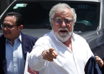 Familias de desaparecidos exigen al Senado comparecencia de Alejandro Encinas