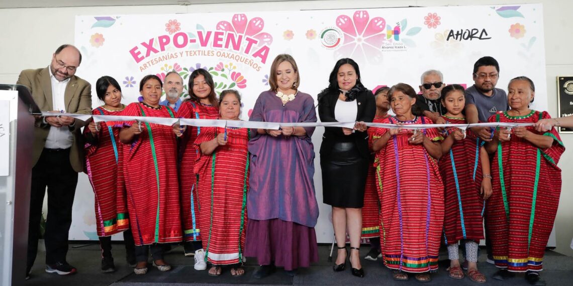 Inauguración de Exposición de Artesanías de Indígenas Triquis Desplazados de Oaxaca.