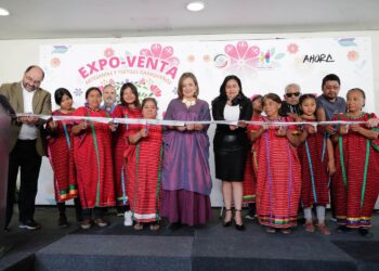 Inauguración de Exposición de Artesanías de Indígenas Triquis Desplazados de Oaxaca.