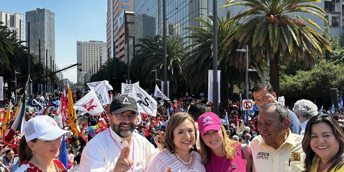 Acompañamos a Xochitl Gálvez en su informe legislativo.