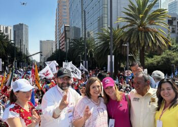 Acompañamos a Xochitl Gálvez en su informe legislativo.