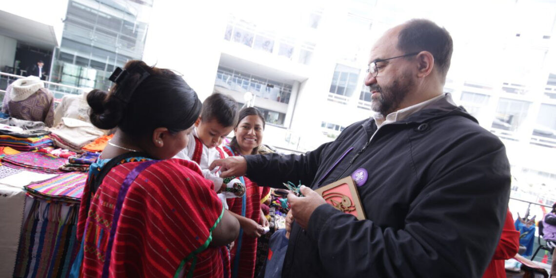 Bienvenidos y bienvenidas mujeres y hombres triquis: Expo Venta de Artesanías y Textiles Oaxaqueños en el Senado