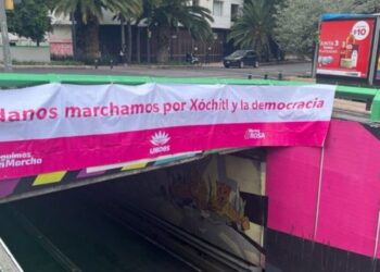 Emilio Álvarez Icaza acusa “guerra sucia” de Morena con mantas que distorsionan la marcha por la democracia como apoyo a Xóchitl Gálvez