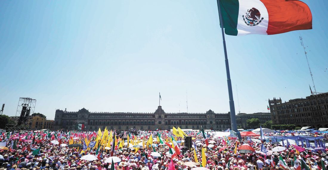 Gana la Marea Rosa la lucha por el Zócalo, crónica de Héctor de Mauleón