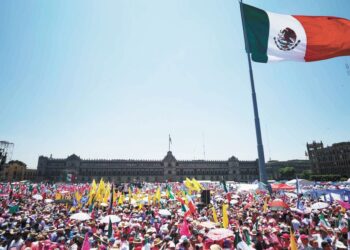 Gana la Marea Rosa la lucha por el Zócalo, crónica de Héctor de Mauleón
